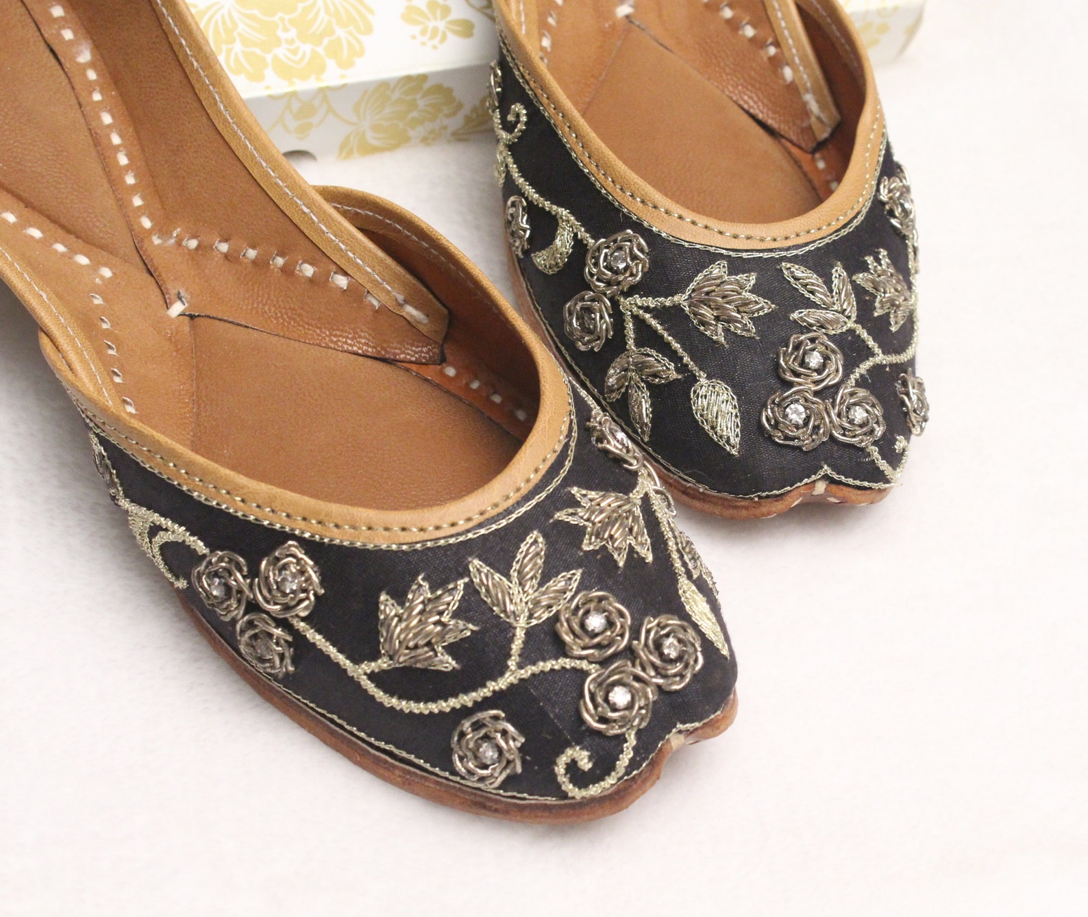 indian bridal wedding black shoes/festival women lehnga gold jutti shoe/black flats/gold ballet flat/khussa shoes/punjabi shoes