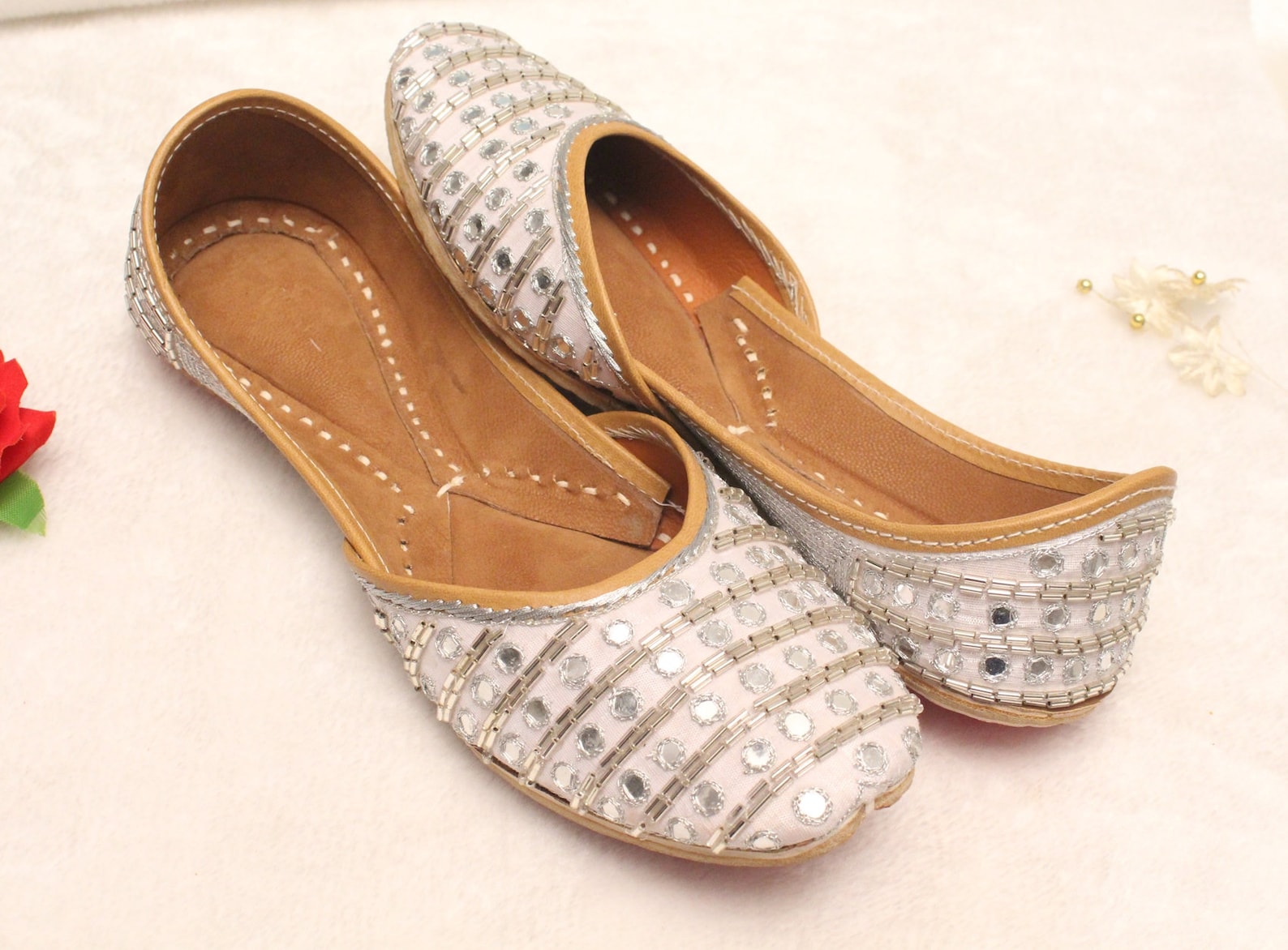 women shoes/punjabi jutti/silver indian shoes/indian leather shoes/ballet flats/silver sequence shoes/handmade bridal khussa wom