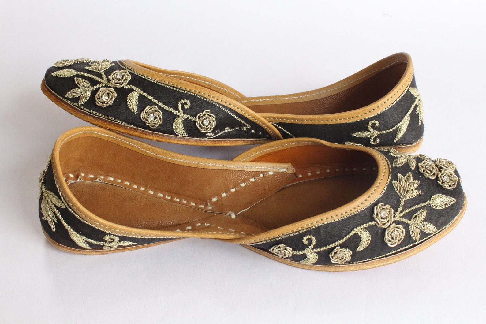 indian bridal wedding black shoes/festival women lehnga gold jutti shoe/black flats/gold ballet flat/khussa shoes/punjabi shoes