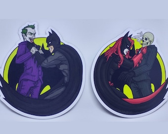 Pode incluir: Dois adesivos circulares com Batman em combate. Um mostra Batman lutando contra o Coringa, o outro uma figura feminina do Batman lutando contra uma figura esquelética. Ambos estão em um fundo amarelo e preto, que lembra o logotipo do Batman.