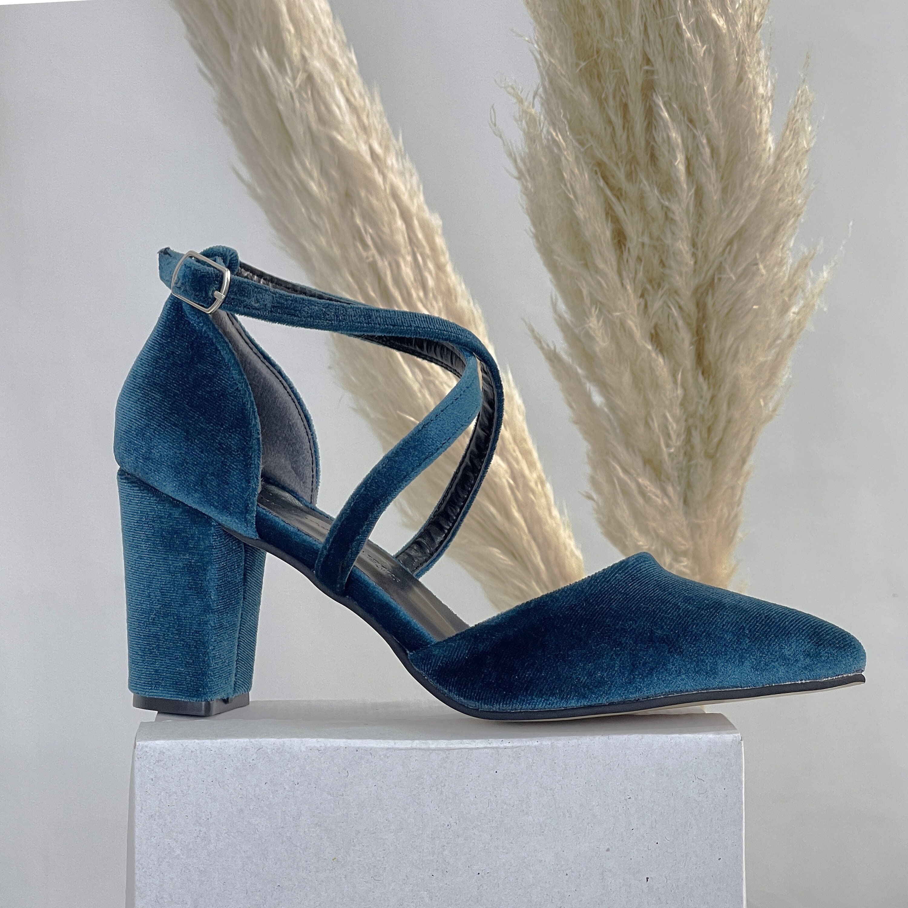 Blue velvet pumps deals