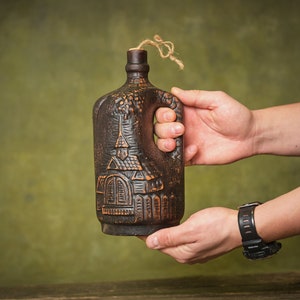 Jarrón de ánfora de cerámica hecho a mano: botella de agua con decoración medieval (1,5 litros) imagen 2