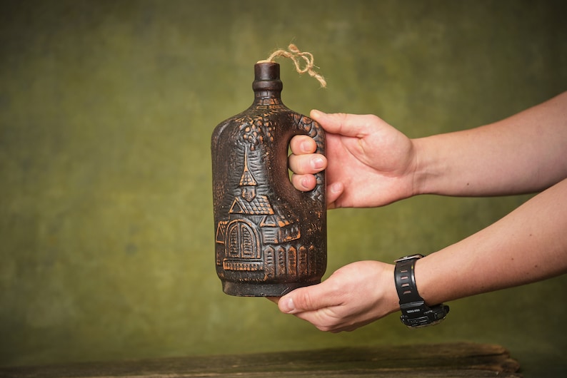 Jarrón de ánfora de cerámica hecho a mano: botella de agua con decoración medieval (1,5 litros) imagen 2