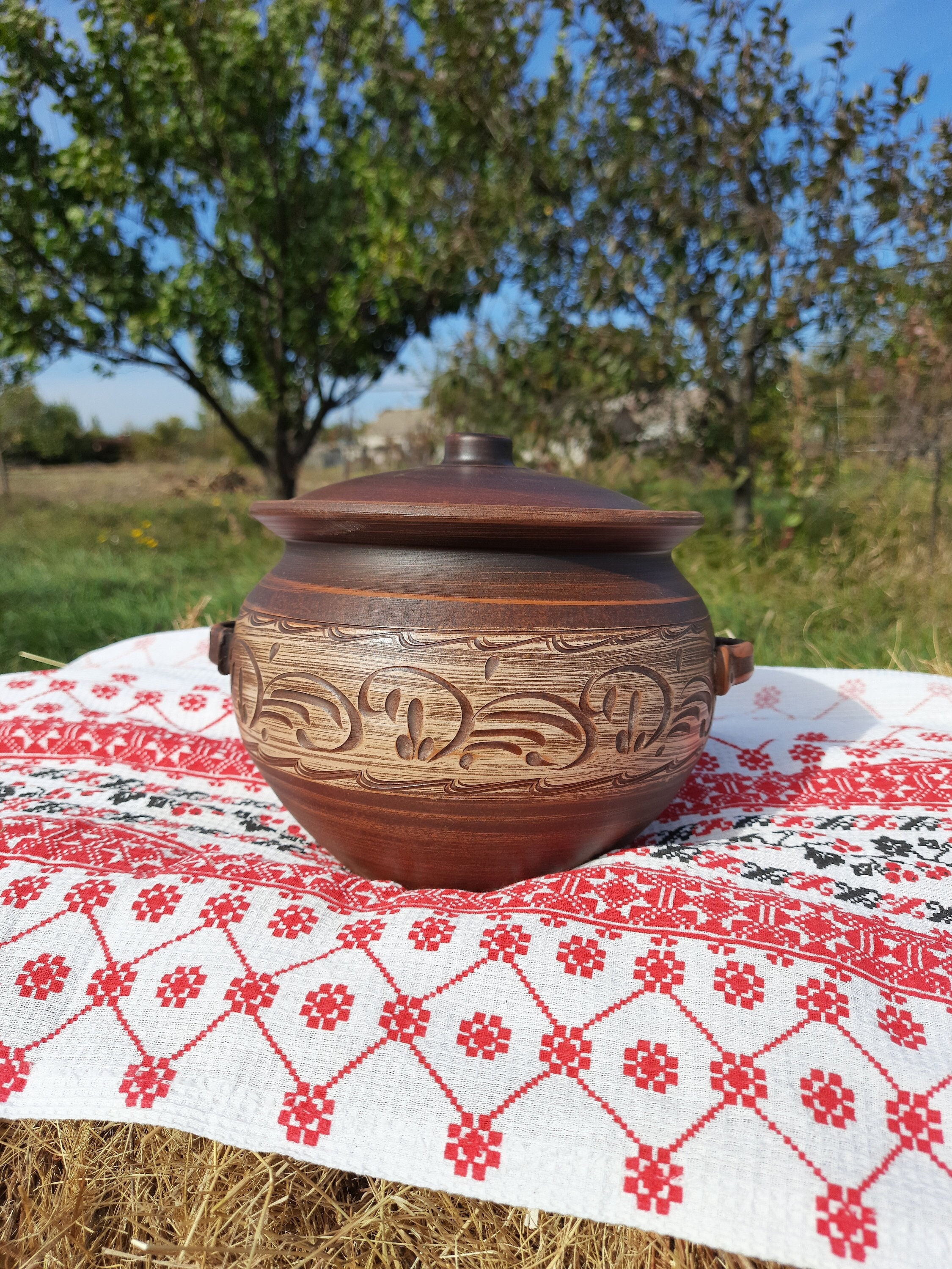 pot en céramique fait à la main avec poignées et couvercle argile rouge marmite viande pain boulanger casserole poterie