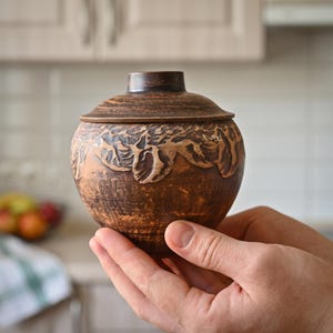 Small Ceramic Pot with Lid: Unglazed Clay Baking Pot for Cooking (20 fl.oz)