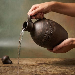 Pichet à eau en argile non émaillé fait main avec couvercle : pichet en argile rouge rustique (1,8 l | 60,8 fl oz)