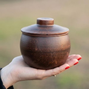 Small Ceramic Baking Pot with Lid: Pottery Clay Casserole Dish (300 ml)