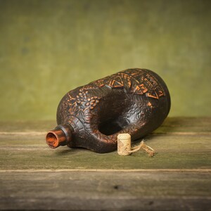 Jarrón de ánfora de cerámica hecho a mano: botella de agua con decoración medieval (1,5 litros) imagen 5