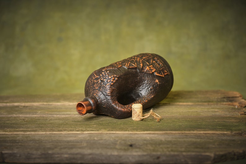 Jarrón de ánfora de cerámica hecho a mano: botella de agua con decoración medieval (1,5 litros) imagen 5