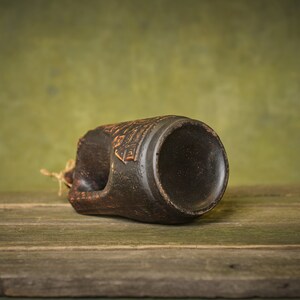 Jarrón de ánfora de cerámica hecho a mano: botella de agua con decoración medieval (1,5 litros) imagen 8