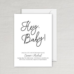 Puede incluir: Una invitación de baby shower blanca con caligrafía negra que dice "Hey Baby!" y detalles para una baby shower en honor a Connor Michael. La invitación incluye la fecha, la hora, la ubicación, la información de RSVP y los detalles del registro.