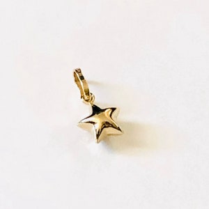 14K Gelbgold Stern Charm, Mini geblasen Stern Charm, Echt Gold Petite Charm, 6,5 mm Stern Anhänger, kleine Hohl Gold Anhänger für Baby Jungen & Mädchen