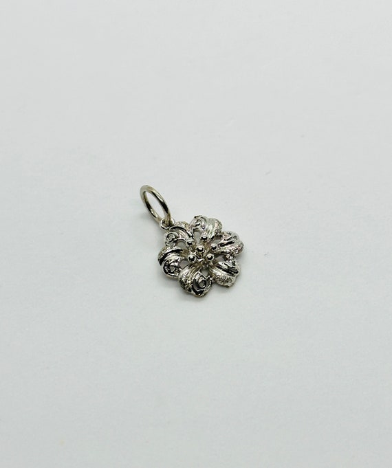 14K White Gold Small Flower Pendant, Small White G