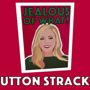 Puede incluir: Una tarjeta de felicitación con una ilustración de dibujos animados de una mujer con cabello rubio y ojos verdes. El texto de la tarjeta dice "¿Celosa de qué?" en letras verdes sobre un fondo rojo. La tarjeta es blanca con un borde blanco. El texto "Sutton Stracke" está impreso en letras blancas sobre un fondo rojo debajo de la tarjeta.