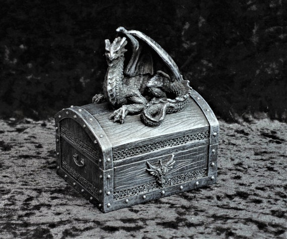 Coffre au trésor du Dragon Noir Boîte à dés Boîte cadeau en résine Bibelot  et Knick Knack Box didées cadeaux fantastiques Boîte à bijoux Trésor de  dragon -  France