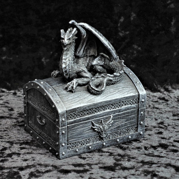 Coffre au trésor du Dragon Noir | Boîte à dés | Boîte cadeau en résine | Bibelot et Knick Knack Box | | d’idées cadeaux fantastiques Boîte à bijoux | Trésor de dragon