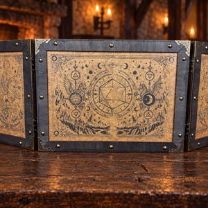Graverad Dungeon Master-skärm i PU-läder. Hopfällbar DM-skärm för Dungeons and Dragons