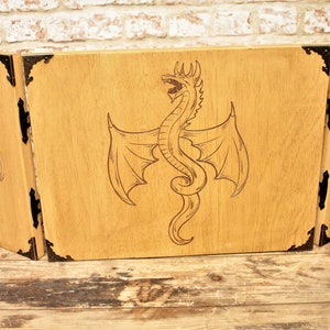 Dragon DM Screen | Wooden Dungeon Master Screen | Dragon Engraving | D&D DND RPG Table Top Gaming Screen | Table Top Gaming