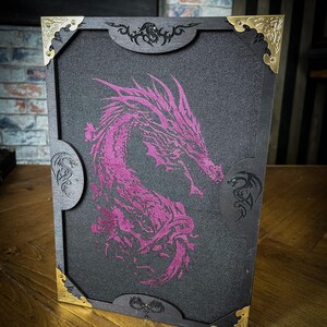 Caixa de dados com design de dragão com efeito de livro e bandeja de rolagem | Personalizado | DND | D&D | Dungeons and Dragons | Jogos de mesa | D20 | Presente geek
