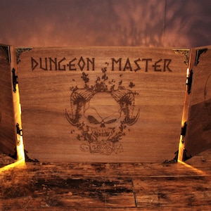 Könnte beinhalten: Ein hölzerner Dungeon Master-Bildschirm mit einem Schädel- und Flammen-Design. Der Bildschirm besteht aus drei Paneelen und hat eine hellbraune Oberfläche. Der Text "Dungeon Master" ist auf dem mittleren Paneel eingraviert.