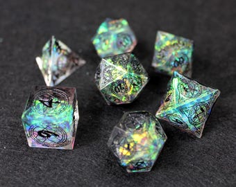 Juego de dados de Runas Sagradas: Dados poliédricos de D&D de borde afilado con caja de regalo