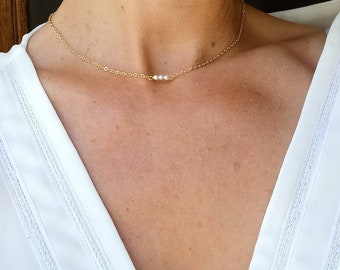 Collier de mariée doré et fin avec trois petites perles blanches- bijou chic et minimaliste.