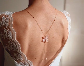 Rücken-Halskette mit getrockneten alten rosa Blüten – weiße Hortensien, bordeauxrote Creme – Satelliten-Goldkette – trendiger Blumen-Rückenschmuck im Boho-Chic.