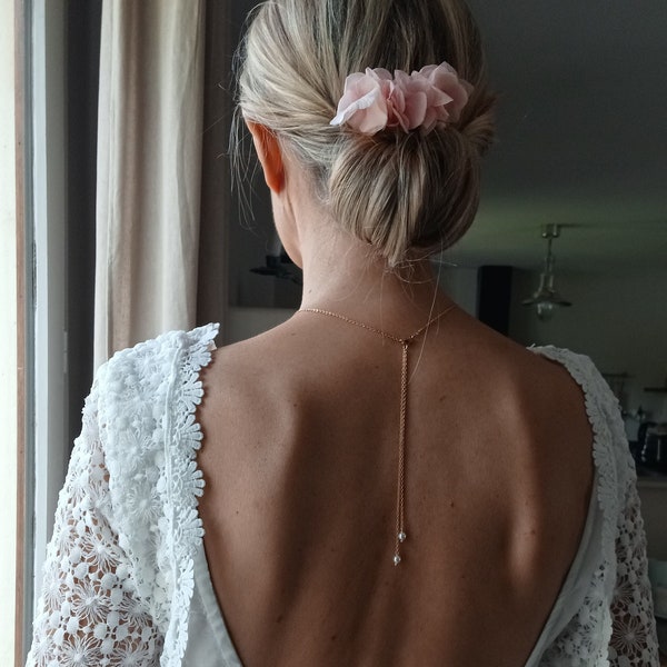 Broche de cheveux argent avec fleurs fraîches stabilisées, Hortensias blanc, vert céladon, rose corail, coiffure mariée bohème et bucolique.