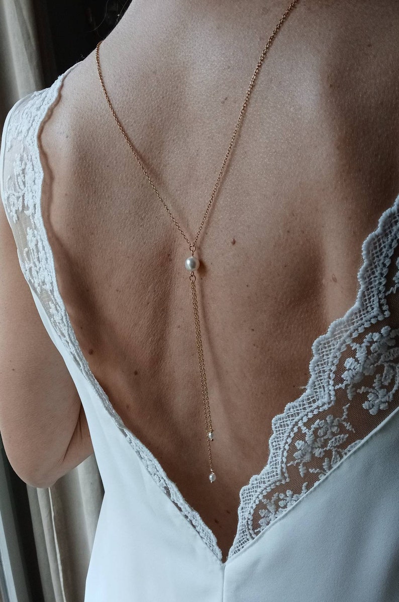 Collier de dos fin à perles nacrées blanches bijou dos nu mariage, chic et bohème. image 2