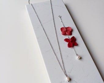 Collier de dos amovible chaîne acier argenté à fleurs d'Hortensias séchés bordeaux et lie de vin- bijou de dos nu avec perles de culture.