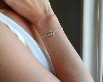 Bracelet de mariée fin en acier argenté avec rosace en forme de fleur effet brillant bracelet de Cérémonie, bijou précieux et minimaliste.