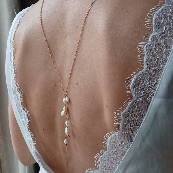 Bijou de dos nu or pour la mariée avec cascade de perles de culture blanc pur- collier de dos pour sublimer une robe à dos nu,mariée bohème.