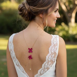 Collar sin espalda con flores burdeos y cadena dorada en acero - collar sin espalda con flores de hortensia preservadas - muchos colores disponibles.