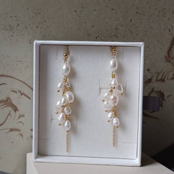 Sublimes perles de culture pour la mariée  montées en cascade de perles pour des boucles d'oreilles pendantes à l'esprit tendance chic.