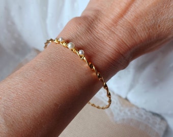 Bracelet de mariage en acier doré- jonc torsadé avec perles nacrées blanc pur- bijou de mariée tendance chic et minimaliste.