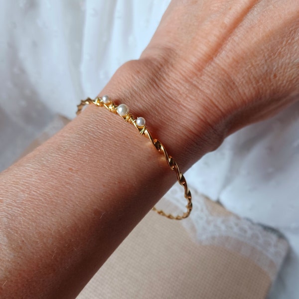 Bracelet de mariage en acier doré- jonc torsadé avec perles nacrées blanc pur- bijou de mariée tendance chic et minimaliste.