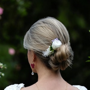 Bridal comb with natural preserved flowers - eternal white rose and white hydrangeas - trendy boho wedding hairstyle.