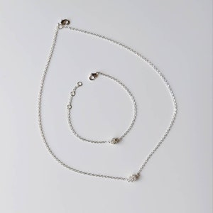 Parure bijoux de mariée argentée avec strass collier boucles bracelet. image 9