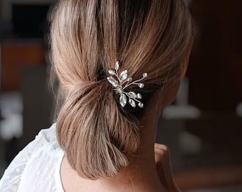 Spilla con strass per completare uno chignon da sposa, gioiello per capelli minimalista e chic per il tuo matrimonio.