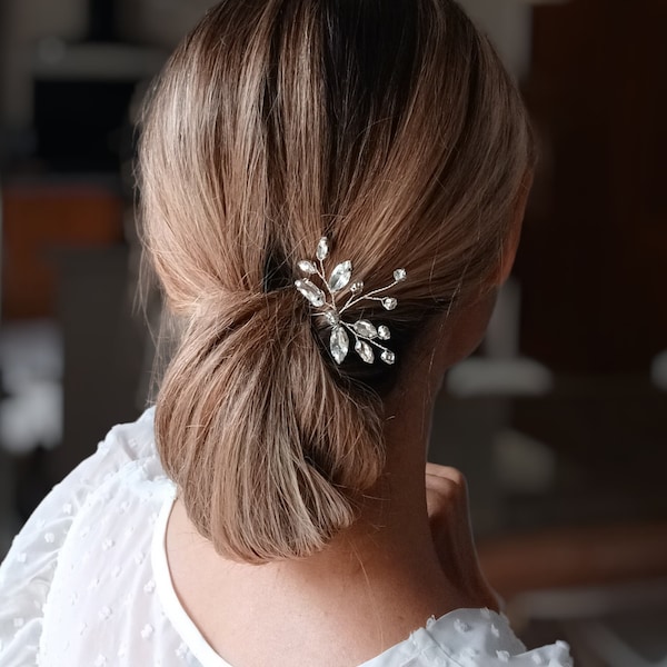 Epingle  à strass pour compléter un chignon de mariée, bijou de cheveux minimaliste et chic pour votre mariage.