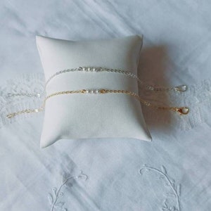 Parure mariage de trois bijoux dorés avec petites perles blanches bijoux de mariée bohèmes. image 10