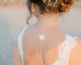 Collier de dos pour la mariée- fleur de porcelaine blanche avec perles nacrées blanche et chaîne or.