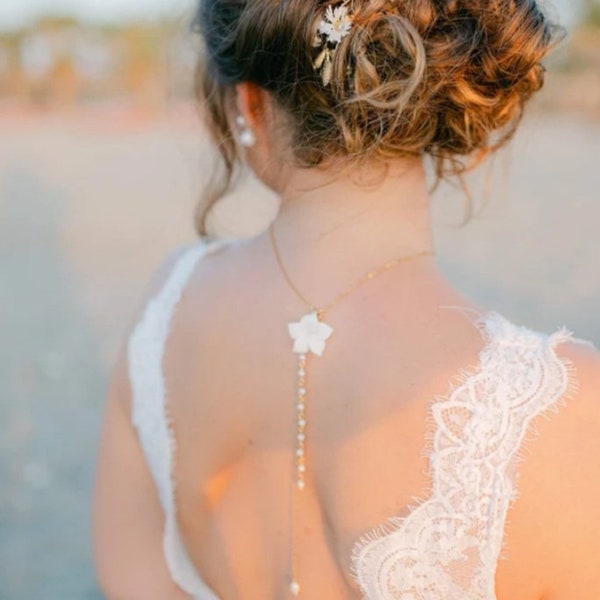 Collier de dos pour la mariée- fleur de porcelaine blanche avec perles nacrées blanche et chaîne or.