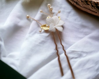 Épingle or et blanc à fleur de Frangipanier, bijou de chignon pour orner une coiffure de mariée, pic bohème, bucolique et chic.