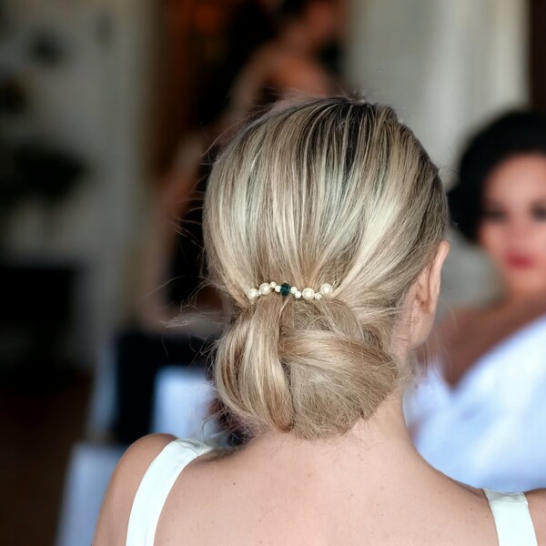 Bijou de cheveux à perles nacrées ivoire avec goutte facettée en cristal vert émeraude- accessoire décoratif pour chignon de mariage bohème.