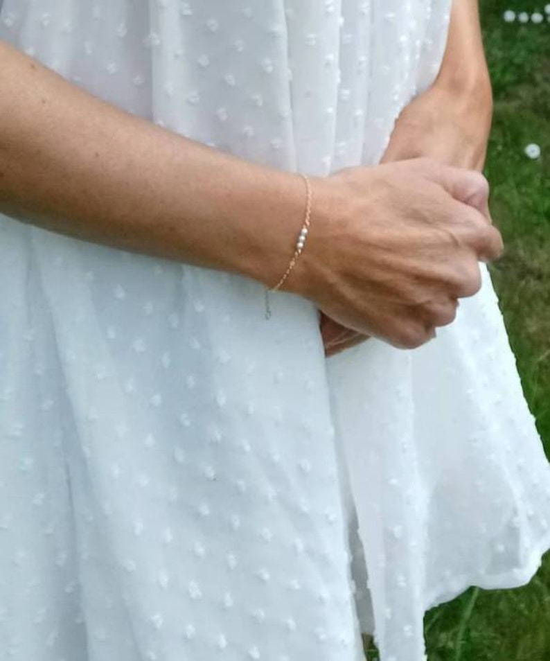 Parure mariage de trois bijoux dorés avec petites perles blanches bijoux de mariée bohèmes. image 9