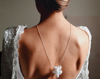 Collier de dos nu végétal avec Hortensias blancs stabilisés- bijou de mariage à fleurs blanches éternelles- collier pour mariée bohème.
