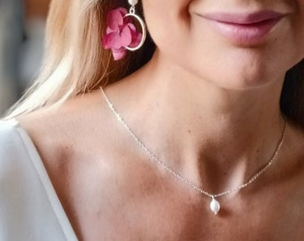 Créoles à fleurs lie de vin, Hortensias frais stabilisés- acier argent et perles de culture- Bijoux de mariage chics et tendances.