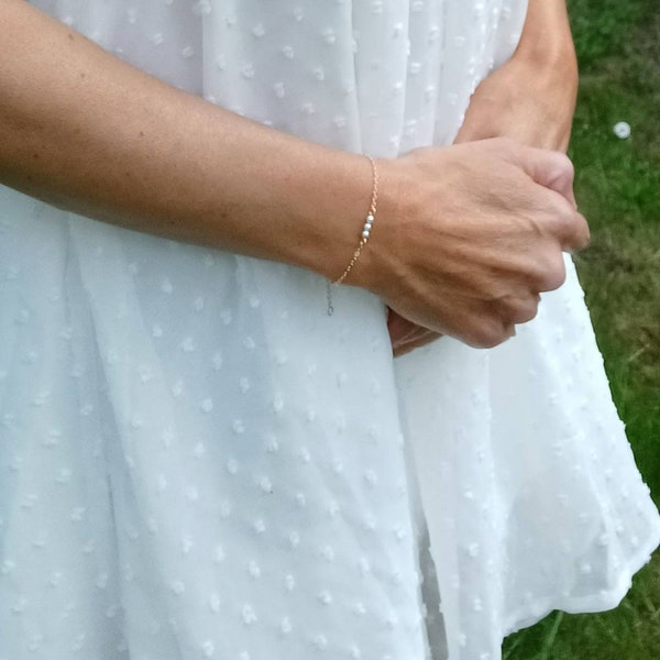Bracelet de mariée à perles nacrées blanches, bracelet fin et délicat pour accompagner votre tenue de mariée, chaîne en laiton doré.