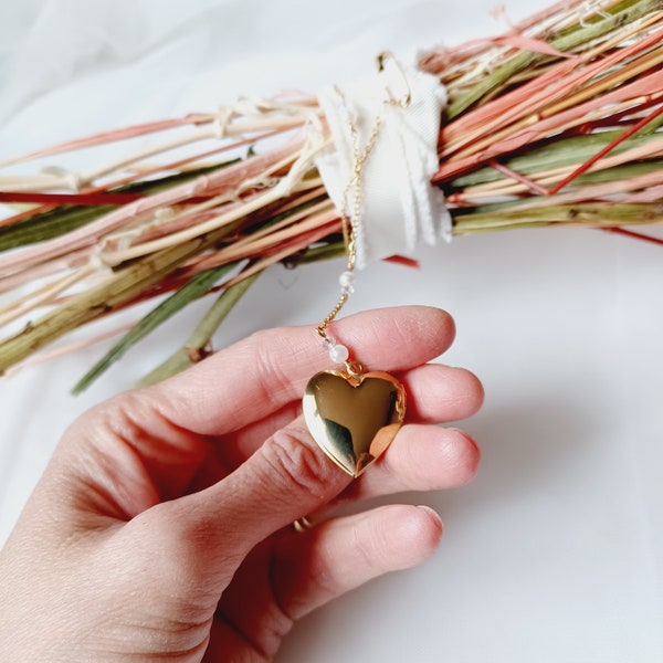 AMOUREUSE-médaillon porte photo cœur doré-pendentif de bouquet pour la mariée avec perles nacrées blanches et cristal Preciosa.